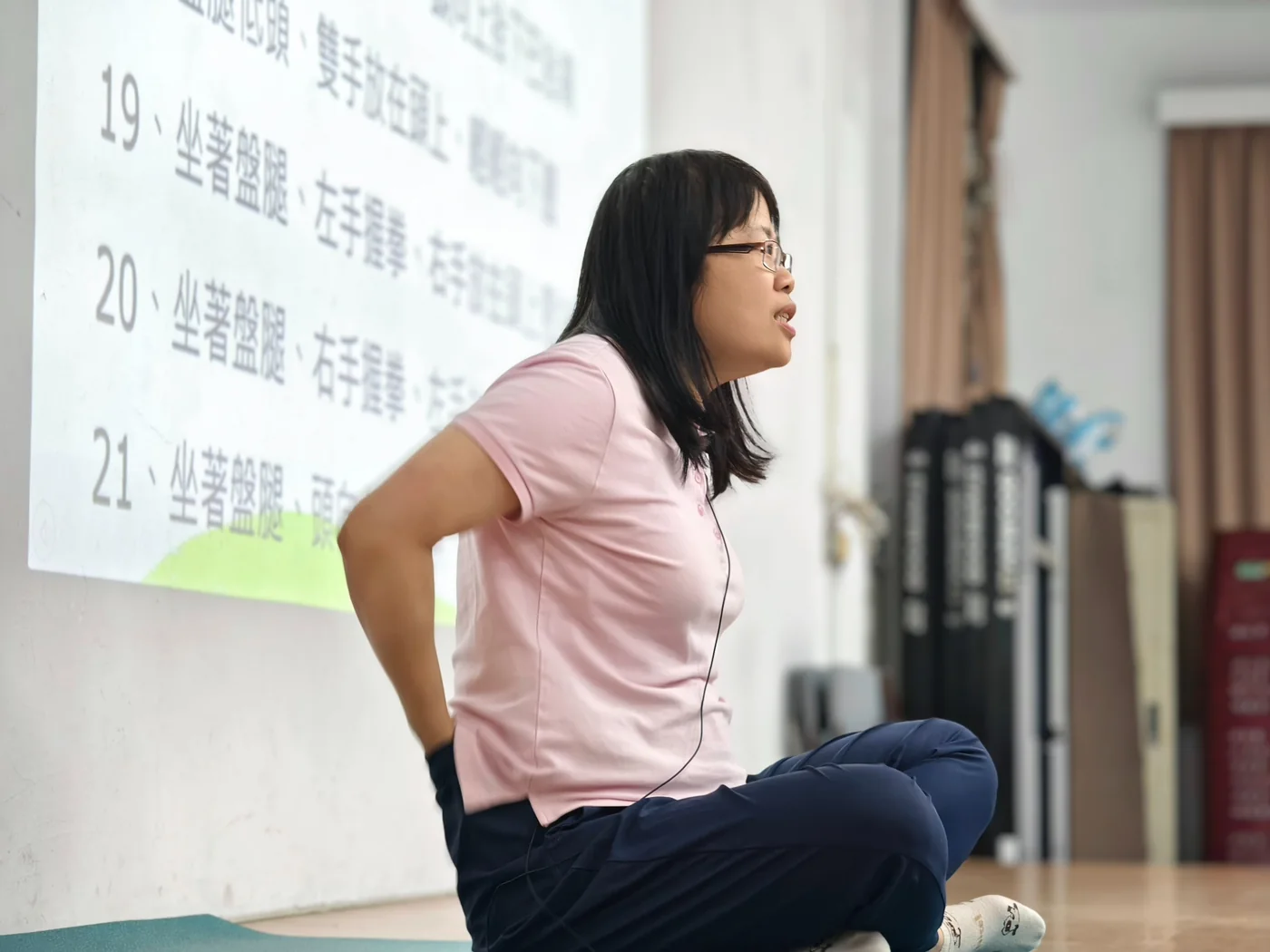 溪洲公園拉筋班老師示範動作